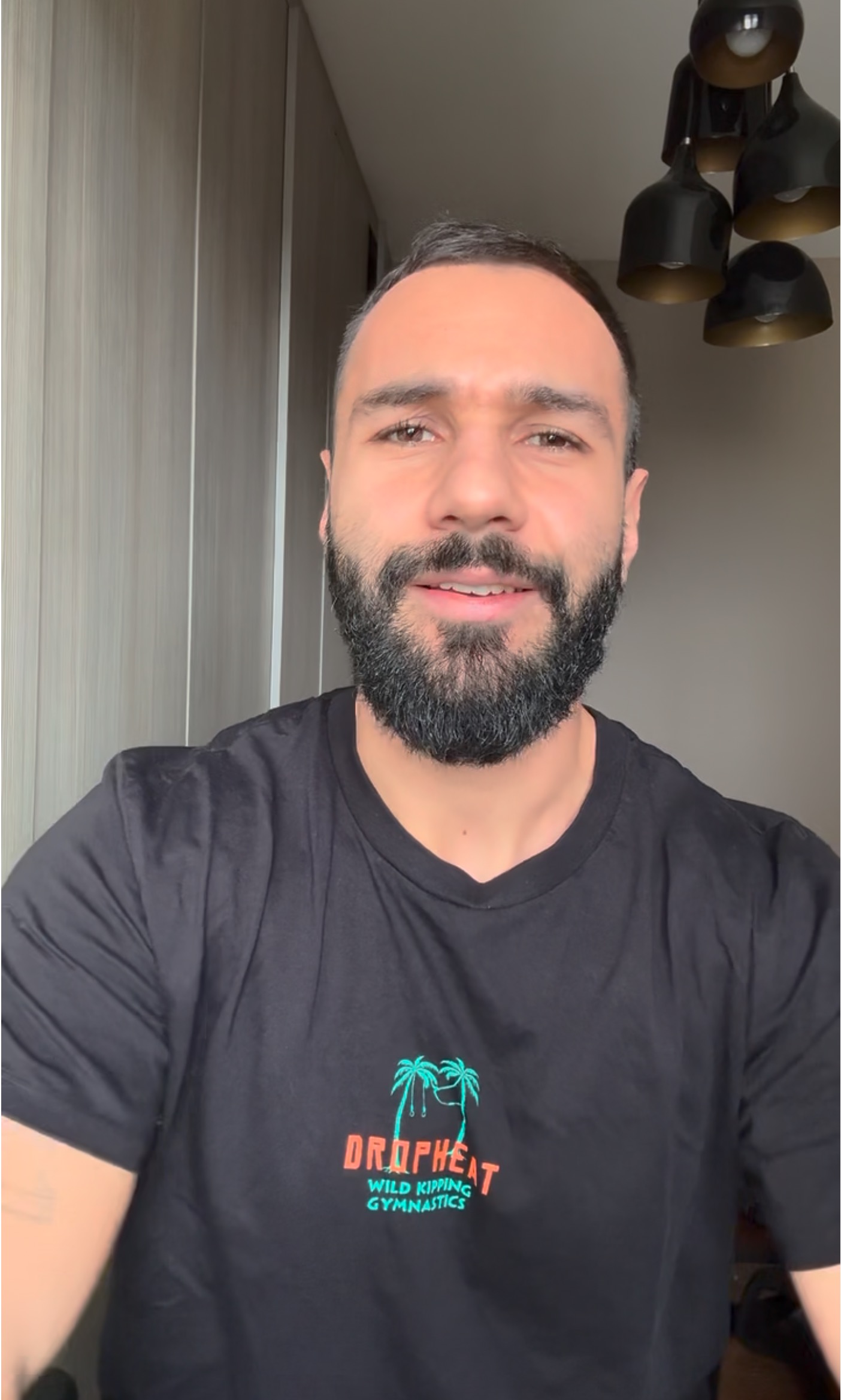 Fotograma do primeiro vídeo, a falar para a câmara em casa