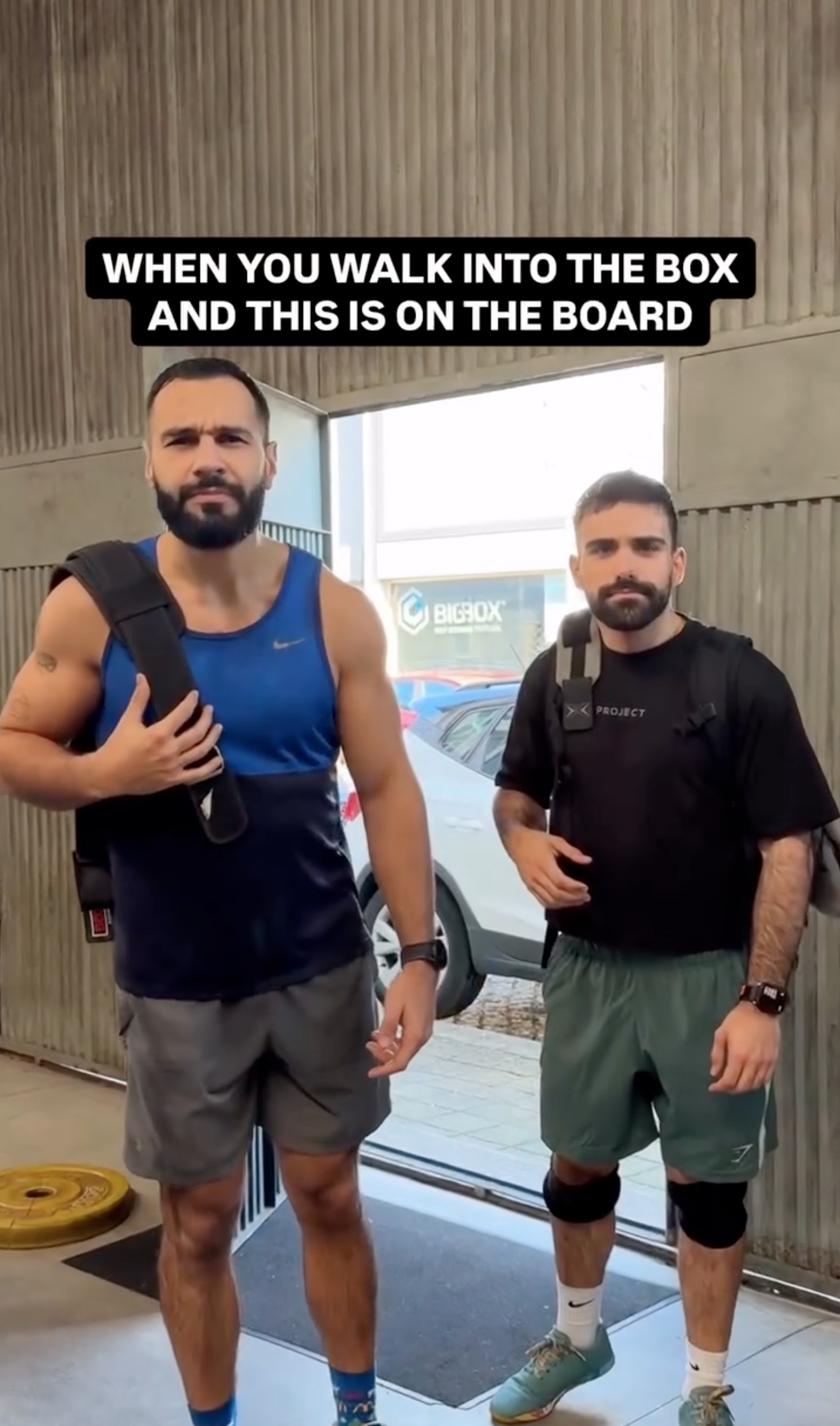 Fotograma de um reel de CrossFit, à entrada do box com um colega de treino