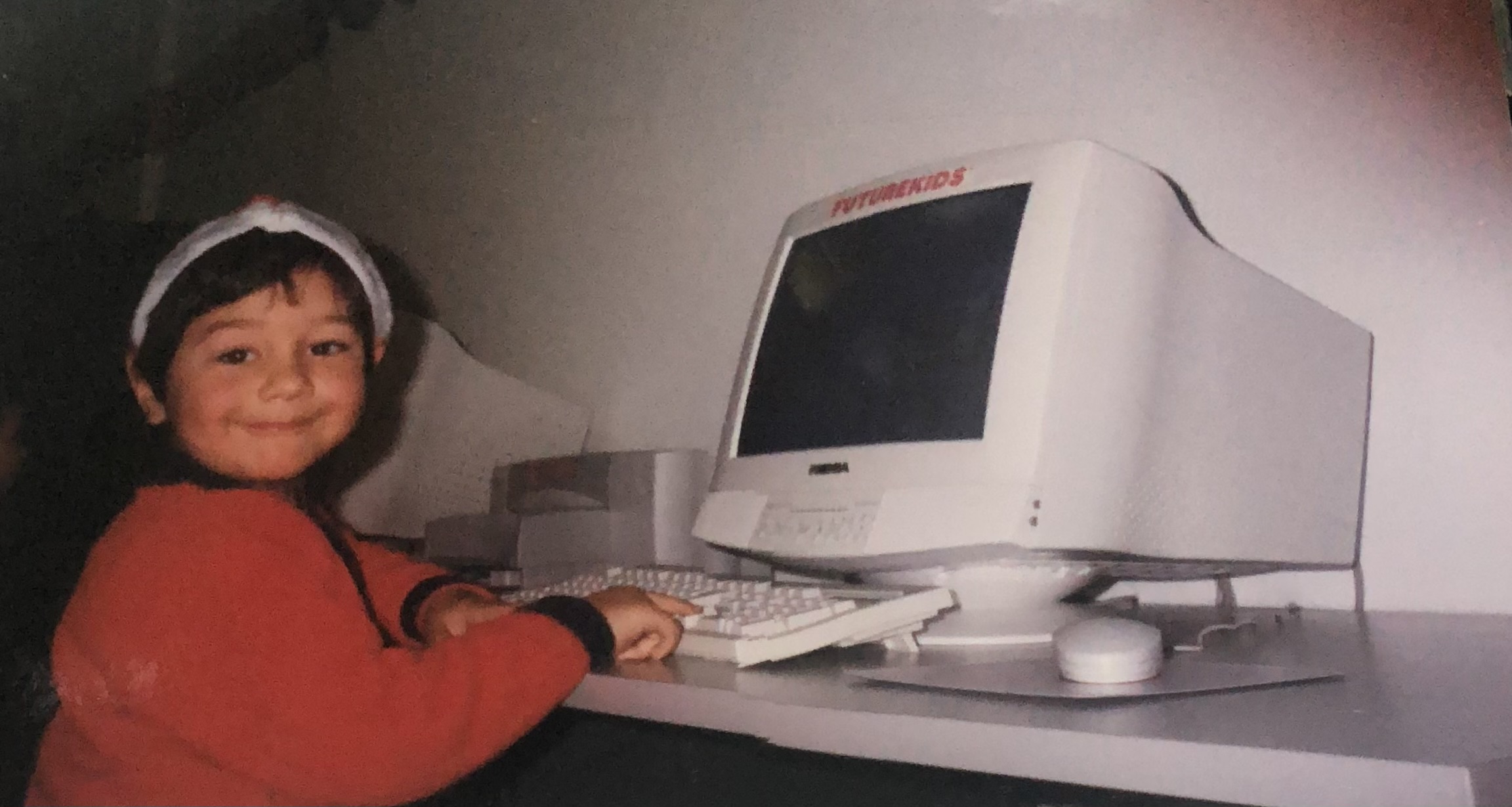 O Daniel em criança, sentado a um computador FutureKids